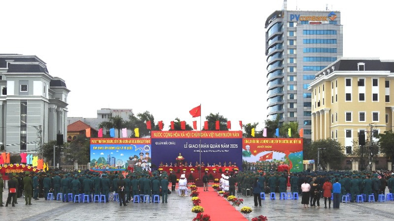 Quang cảnh lễ giao nhận quân tại Quảng trường 2 tháng 9, quận Hải Châu, Đà Nẵng.