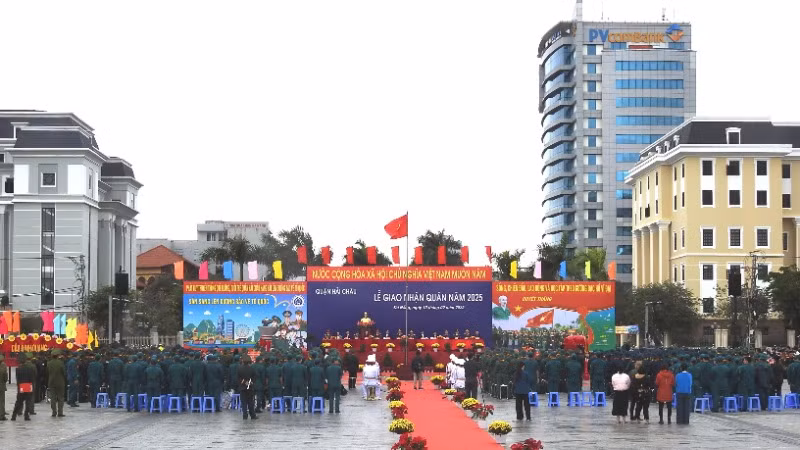 Quang cảnh lễ giao nhận quân tại Quảng trường 2 tháng 9, quận Hải Châu, Đà Nẵng.