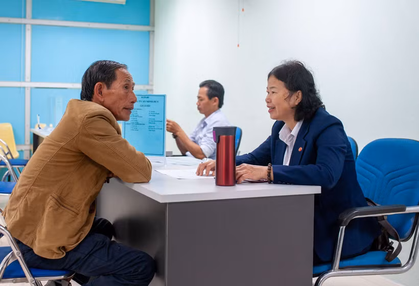 Đại diện doanh nghiệp phỏng vấn trực tiếp và tư vấn cho người lao động. 