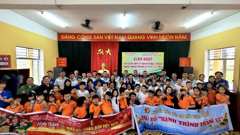 Giáo viên, học sinh và phụ huynh Trường tiểu học Trần Văn Ơn, quận Hải Châu, thành phố Đà Nẵng giao lưu cùng các chiến sĩ Hải quân.