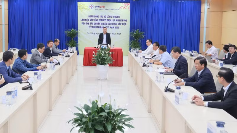 Thứ trưởng Công thương Nguyễn Hoàng Long và đoàn công tác làm việc với Tổng công ty Điện lực miền trung về công tác bảo đảm cung cấp điện phục vụ Tết Nguyên đán.