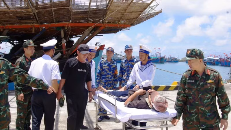 Cán bộ, chiến sỹ đảo Trường Sa tiếp nhận ngư dân gặp tai nạn lao động.