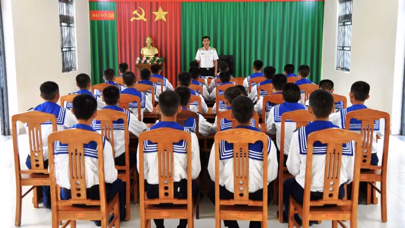 Chiến sĩ mới nghe chỉ huy đơn vị quán triệt các quy định của quân đội.