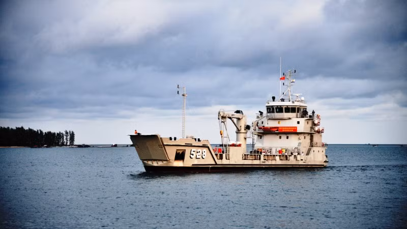 Tàu 528 thực hiện nhiệm vụ đón chiến sĩ mới rời đất liền ra đảo.