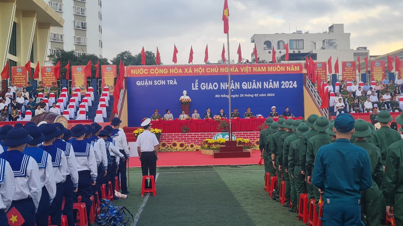 Lễ giao nhận quân tại quận Sơn Trà, với sự tham dự của đồng chí Trần Phước Sơn, Phó Chủ tịch Thường trực phụ trách HĐND thành phố Đà Nẵng. 