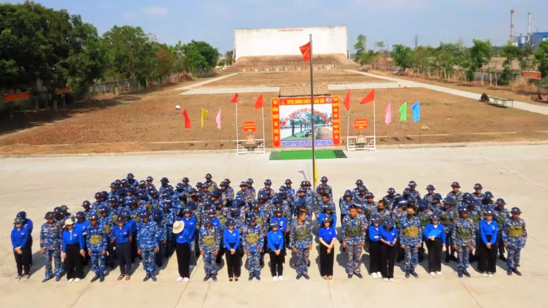 Đoàn cơ sở Trung tâm Huấn luyện và Huyện Đoàn Nhơn Trạch phối hợp ra quân thực hiện Chương trình tiếp sức mùa huấn luyện.