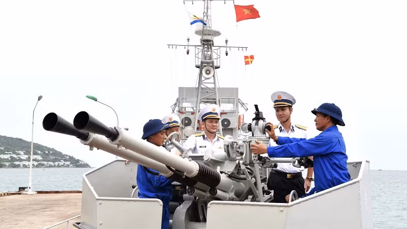 Kiểm tra công tác bảo quản vũ khí trên Tàu 251, Hải đội 512, Lữ đoàn 127, Vùng 5 Hải quân.