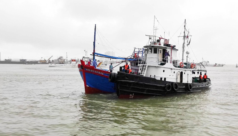 Tàu cá QNg 94373-TS được tàu của Vùng 3 Hải quân lai dắt vào Quân cảng an toàn.