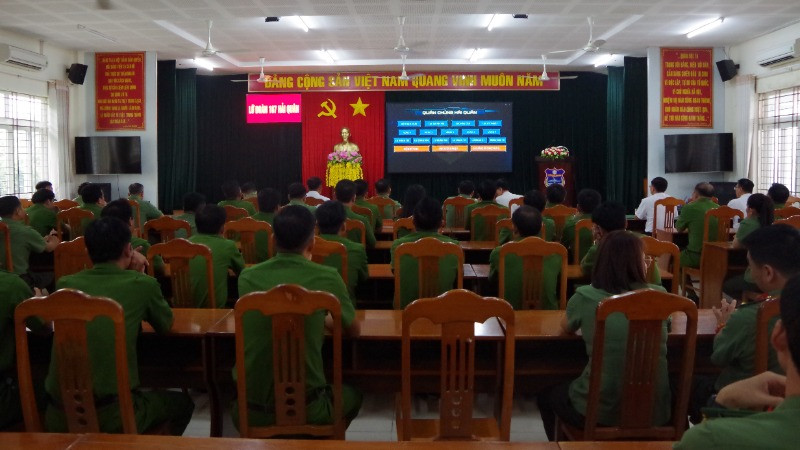 Học viên, cán bộ, chiến sĩ 2 đơn vị Công an nghe giới thiệu về vai trò nòng cốt của lực lượng Hải quân trong nhiệm vụ bảo vệ chủ quyền biển, đảo.