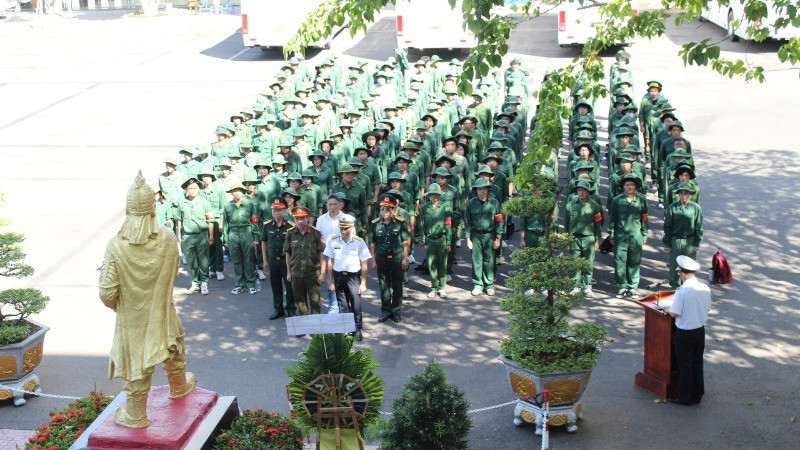 Cán bộ, sinh viên Đại học Quốc gia Thành phố Hồ Chí Minh dâng hương Tượng đài Trần Hưng Đạo.