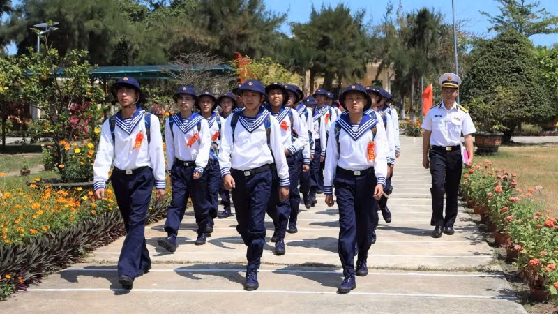 Tiếp nhận chiến sĩ mới tại Lữ đoàn 101 Hải quân.