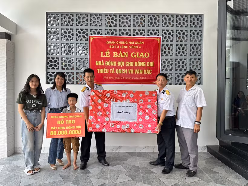 Khánh thành và bàn giao Nhà Đồng đội cho thiếu tá Vũ Văn Bắc.