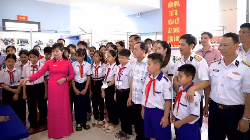 Lãnh đạo địa phương, cơ quan, đơn vị và các em học sinh huyện Năm Căn, tỉnh Cà Mau tham quan tại triển lãm.