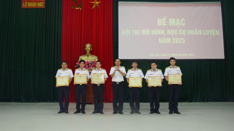 Trao giải cho các đội.