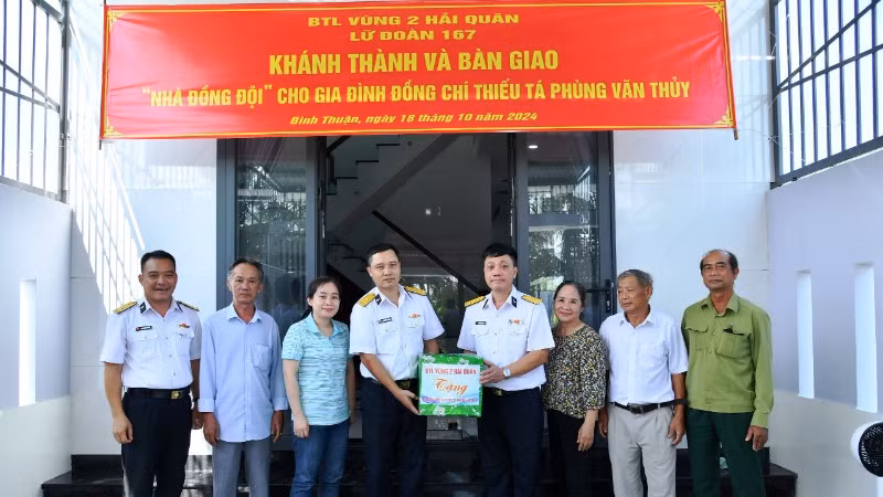 Lãnh đạo, chỉ huy Lữ đoàn 167 tặng quà cho gia đình đồng chí Thiếu tá Phùng Văn Thủy tại lễ bàn giao Nhà đồng đội.