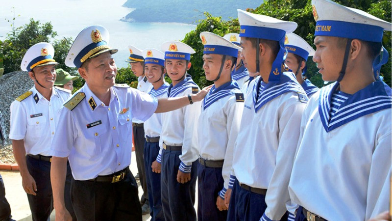 Trung tướng Nguyễn Văn Bổng, Chính ủy Quân chủng Hải quân thăm, động viên chiến sĩ trẻ ở lại trực Tết. 
