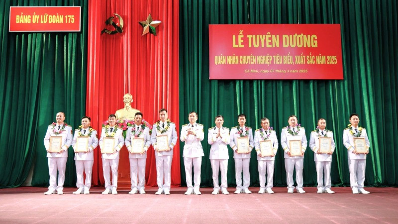 Trao thưởng cho các quân nhân chuyên nghiệp tiêu biểu, xuất sắc.