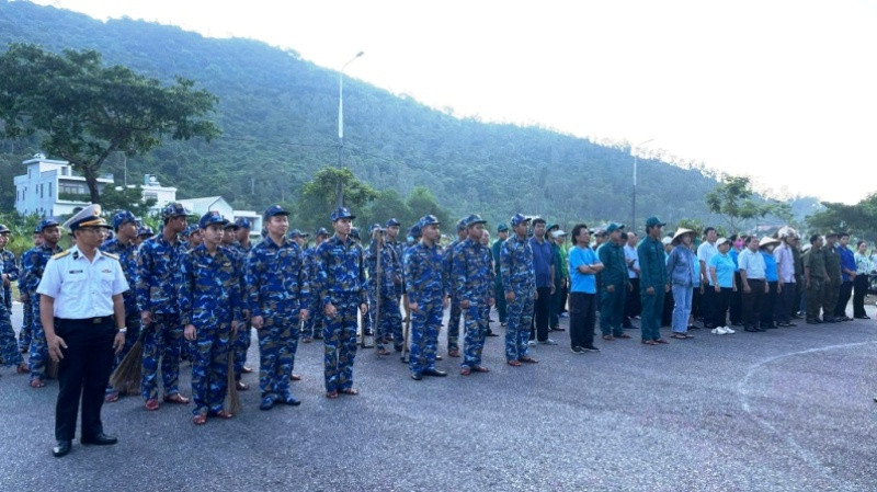 Quang cảnh buổi phát động trồng cây xanh và dọn vệ sinh môi trường khu vực đóng quân của Lữ đoàn 172 Hải quân.
