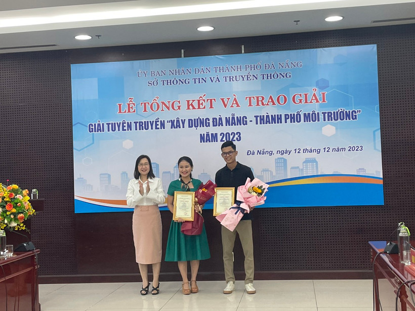 Trao giải nhất Giải tuyên truyền "Xây dựng Đà Nẵng - thành phố môi trường" năm 2023 cho hai tác giả. 