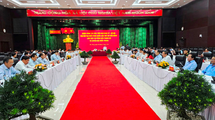 Phó Thủ tướng Trần Hồng Hà và Đoàn công tác của Tiểu ban Kinh tế-Xã hội làm việc với lãnh đạo các tỉnh, thành phố vùng Bắc Trung Bộ và Duyên hải miền trung.