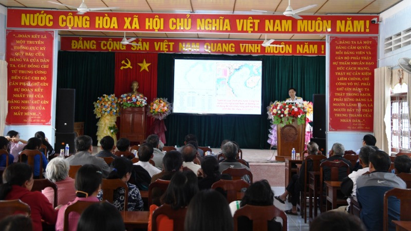 Tuyên truyền về công tác phòng, chống khai thác hải sản bất hợp pháp cho ngư dân huyện Phù Cát,