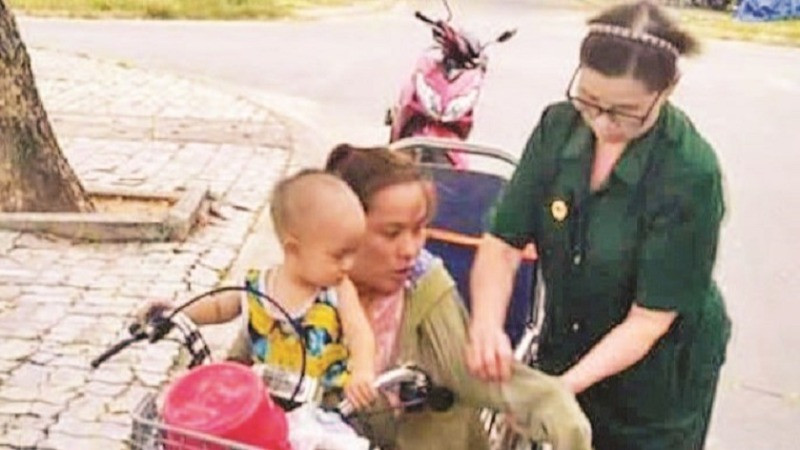 Bà Trương Thị Kim Anh hỗ trợ người yếu thế trong khu dân cư.