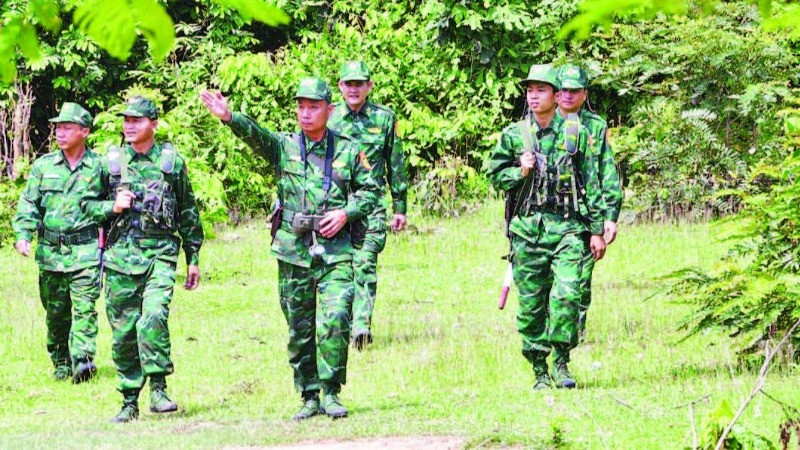 Cán bộ, chiến sĩ Đồn Biên phòng cửa khẩu quốc tế Lao Bảo tuần tra bảo vệ biên giới.