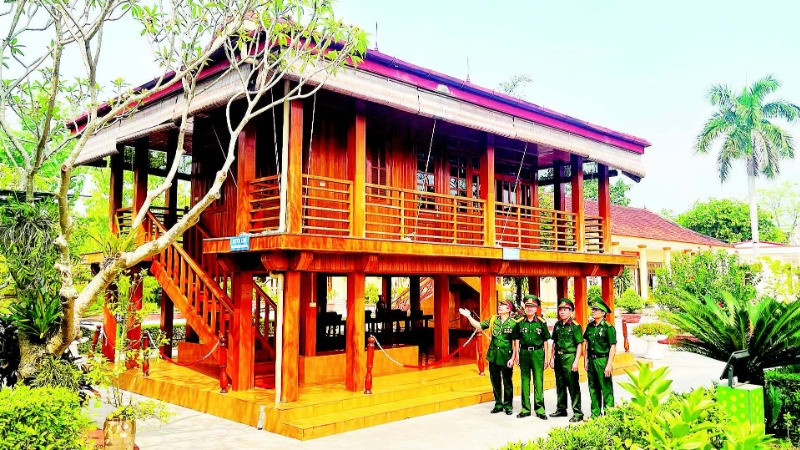 Các cựu chiến binh thị xã Nghĩa Lộ bên nhà sàn Bác Hồ tại thị xã Nghĩa Lộ, tỉnh Yên Bái.