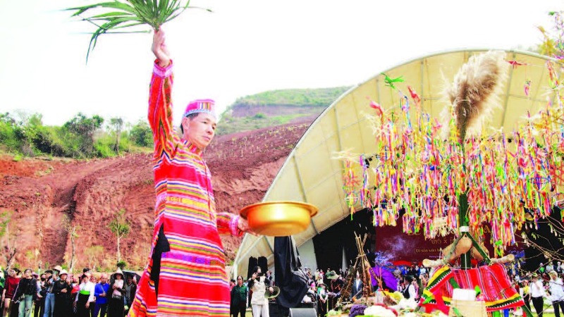 1. Tại phần hội, ông Then mặc áo dài may bằng vải thổ cẩm đỏ sẽ chủ trì thực hiện các nghi lễ, trong đó có vẩy nước cầu may vào người dân và du khách tham gia. 