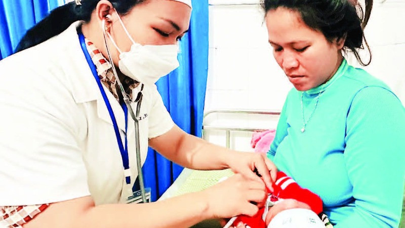 Y, bác sĩ Trung tâm y tế huyện Sơn Hà chăm sóc trẻ sơ sinh.