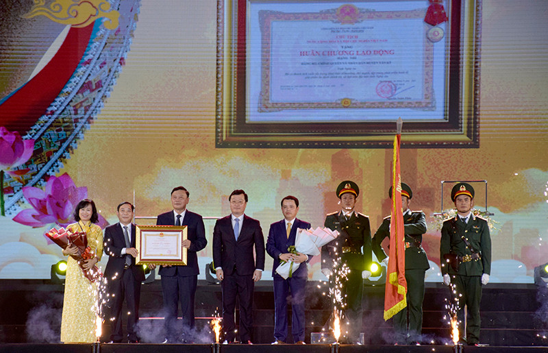Thừa ủy quyền của Chủ tịch nước, đồng chí Nguyễn Đức Trung trao tặng Huân chương hạng nhì cho Đảng bộ, nhân dân huyện Tân Kỳ.
