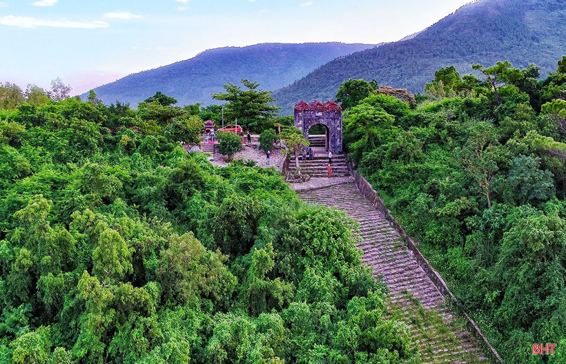"Cổng trời" Hoành Sơn quan trên đỉnh đèo, phóng tầm mắt là cả một vùng đất Kỳ Anh, Hà Tĩnh rộng lớn. (Ảnh: Huy Tùng)