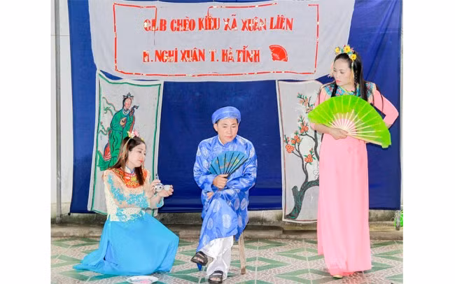 Buổi tập luyện của Câu lạc bộ Chèo Kiều xã Xuân Liên, huyện Nghi Xuân. (Ảnh: ĐẬU HÀ)