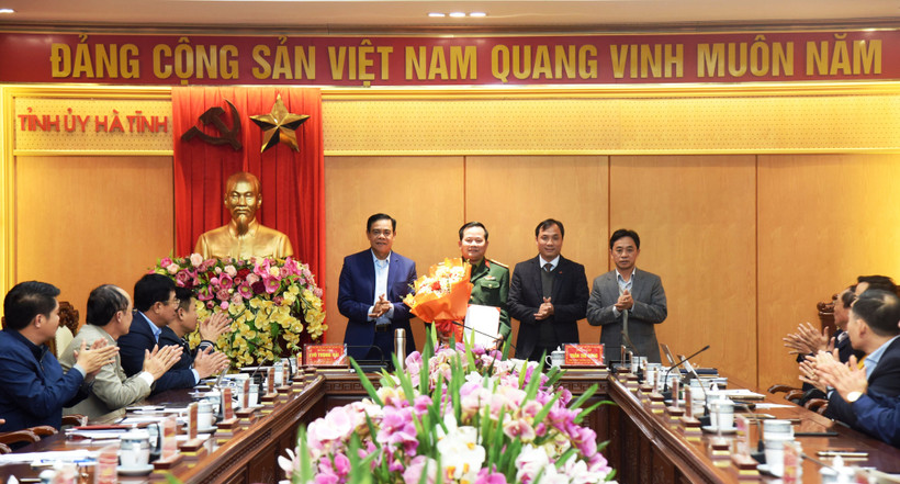 Các đồng chí Thường trực Tỉnh ủy Hà Tĩnh tặng hoa chúc mừng Thượng tá Nguyễn Xuân Thắng.