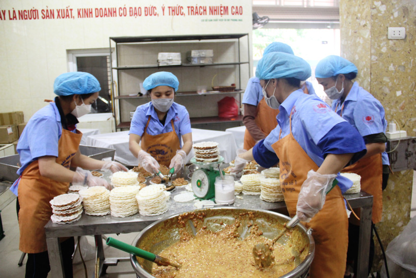 Cơ sở sản xuất kẹo cu đơ Phong Nga (huyện Thạch Hà) huy động nhân lực, tăng ca để đáp ứng nhu cầu thị trường dịp Tết.