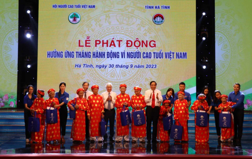 Đồng chí Đỗ Văn Chiến, Bí thư Trung ương Đảng, Chủ tịch Ủy ban mặt trận Tổ quốc Việt Nam và đồng chí Nguyễn Thanh Bình, Chủ tịch Hội người cao tuổi Việt Nam tặng quà cho các cụ ông, cụ bà tròn 100 tuổi ở Hà Tĩnh. 