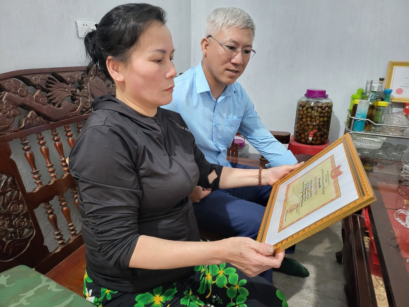 Chị Đào Thị Nguyệt, phường Hưng Trí (thị xã Kỳ Anh) tự hào về kết quả phấn đấu, rèn luyện của con trai trong quân ngũ.