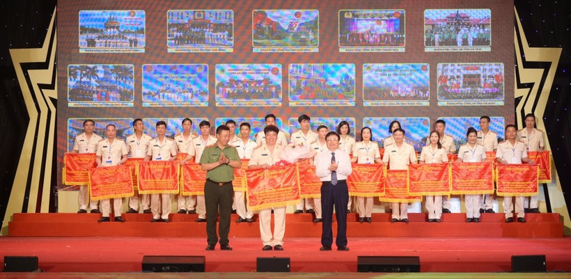 Đại diện Ban tổ chức trao giải xuất sắc toàn đoàn cho Đoàn nghệ thuật quần chúng Công an tỉnh Nghệ An.