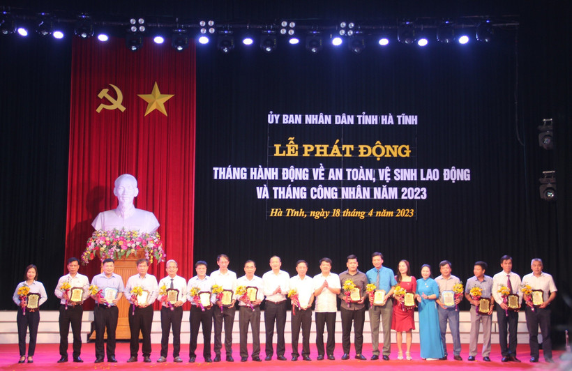 Lãnh đạo tỉnh Hà Tĩnh vinh danh các doanh nghiệp đi đầu, thực hiện tốt nhiệm vụ nâng cao đời sống cho người lao động.