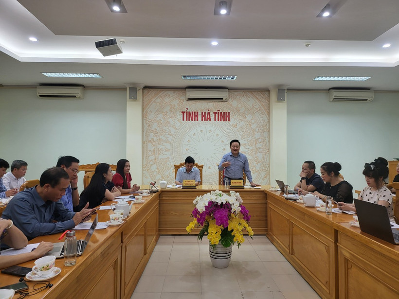 Đồng chí Phan Văn Hùng, Phó Tổng Biên tập Báo Nhân Dân tiếp thu các kiến nghị, ý tưởng nghệ thuật của đại biểu dự buổi làm việc.