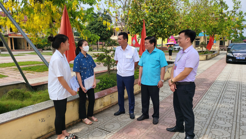 Lãnh đạo tỉnh Phú Thọ thăm hỏi động viên các thí sinh tham dự kỳ thi tuyển vào lớp 10.