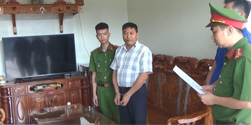 Cơ quan điều tra đọc quyết định khởi tố đối với một trong những cá nhân về hành vi "Mua bán trái phép hóa đơn".