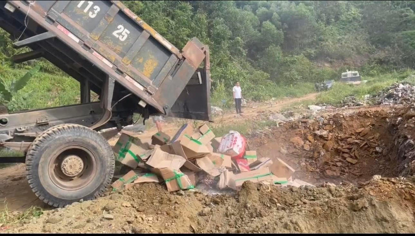 Số chân gà đông lạnh không rõ nguồn gốc xuất xứ đã được lực lượng chức năng tiêu hủy theo đúng quy định.