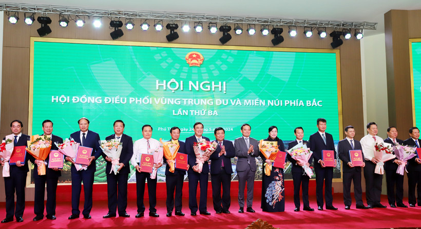 Phó Thủ tướng Trần Lưu Quang trao quyết định quy hoạch Vùng trung du miền núi phía bắc cho các địa phương trong Vùng.