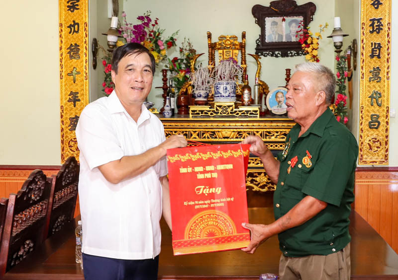 Bí thư Tỉnh ủy Phú Thọ Bùi Minh Châu thăm hỏi, tặng quà thương, bệnh binh huyện Thanh Thủy.