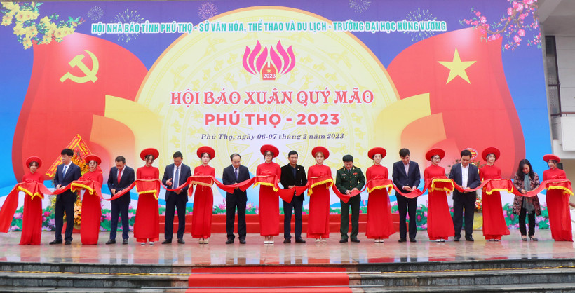 Các đại biểu cắt băng khai mạc Hội báo Xuân tỉnh Phú Thọ.