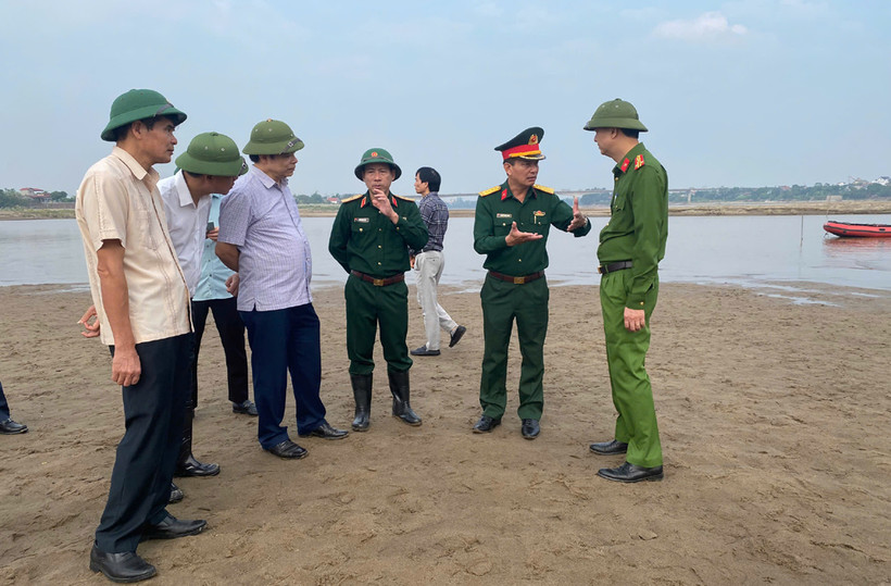 Lãnh đạo tỉnh Phú Thọ và Quân Khu 2 trực tiếp có mặt tại hiện trường để chỉ đạo công tác tìm kiếm các nạn nhân mất tích.