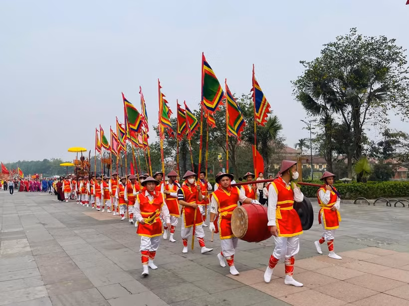 Ngay từ sáng sớm các đoàn rước kiệu của các xã, phường vùng ven thực hiện nghi lễ rước kiệu và dâng sản vật địa phương lên các Vua Hùng.