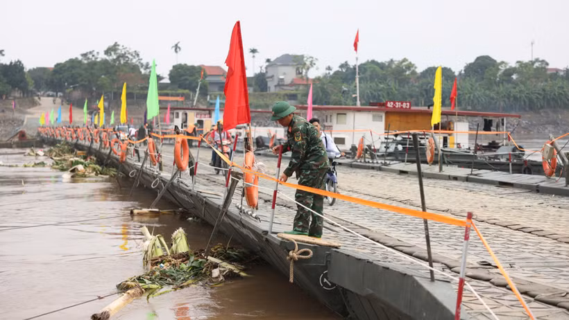 Nước từ thượng nguồn đổ về kéo theo nhiều cây cối khiến cầu phao phải đóng để bảo đảm an toàn.