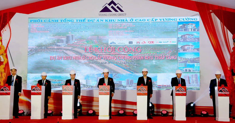 Các đại biểu ấn nút khởi công dự án.